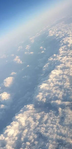 飛行機の窓から雲が — ストック写真