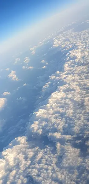 飛行機の窓から雲が — ストック写真