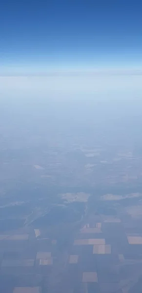 飛行機の窓から雲が — ストック写真