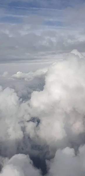 飛行機の窓から雲が — ストック写真