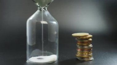 Zaman Hızı 4K Zaman para, kum saati ve para demektir.