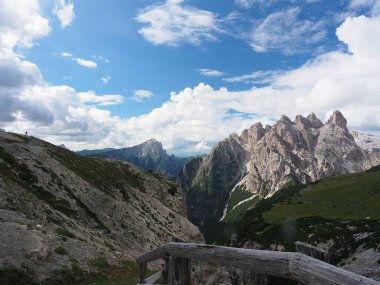 Lavaredo Dolomiti 'nin üç tepesinden manzara