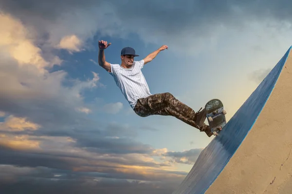 Jeune Skateboarder Monte Son Skateboard Long Bord Une Rampe Dans — Photo