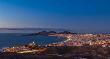 Şehir manzarası. Las Palmas de Gran Canaria şehrinin panoramik manzarası. Arka planda Las Canteras plajı ve La Isleta dağları var.