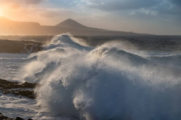 Deniz Burnu Gün Batımında Puertillo Güçlü Dalgalar Dalgalar Kayalarda Kırılıyor — Stok fotoğraf