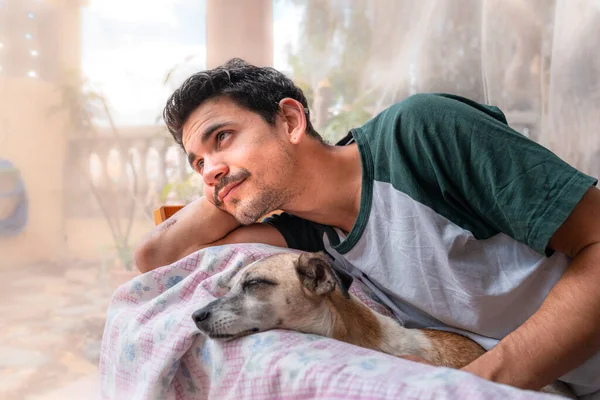 Junger Mann Umarmt Einen Hund Der Auf Einem Sessel Garten — Stockfoto