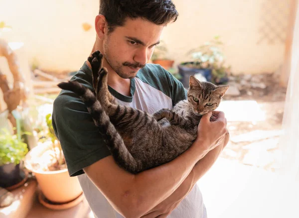 Junger Mann Hält Eine Grau Gestromte Katze Arm — Stockfoto