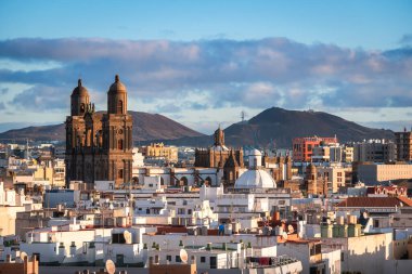 Şafak vakti Las Palmas de Gran Canaria 'nın panoramik manzarası. Arka planda, La Isleta dağları. 