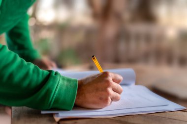 Kapat. Genç adamın el imzalı belgeleri. Evden çalışıyorum.. 