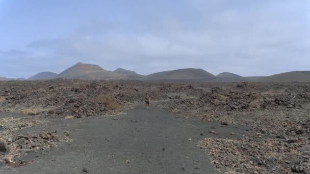 Jovem Caminha Pelo Mar Lava Parque Nacional Timanfaya Lanzarote Ilhas — Vídeo de Stock