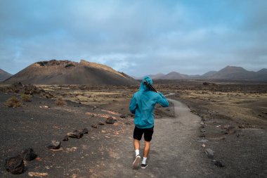 Genç adam Lanzarote, Kanarya Adaları 'ndaki 