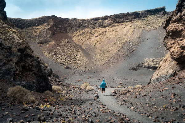 Człowiek Niebieskim Swetrze Wchodzi Krateru Wulkanu Cuervo Lanzarote Wyspy Kanaryjskie — Zdjęcie stockowe