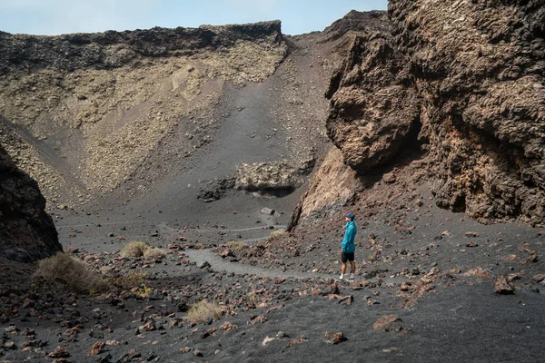 Uomo Con Maglione Blu Guarda Cratere Del Vulcano Cuervo Lanzarote — Foto Stock