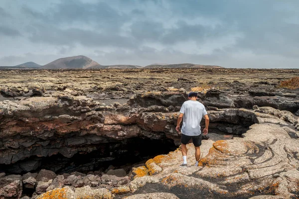 Young Man Begins Descent Entrance Cueva Las Palomas Timanfaya National — Stock Photo, Image