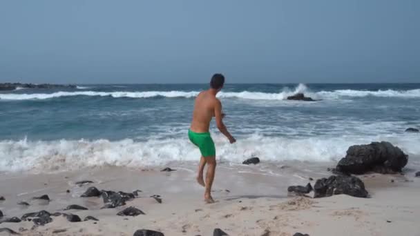 Joven Juega Orilla Playa Orzola Lanzarote Las Palmas Islas Canarias — Vídeo de stock