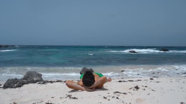 Joven Acostado Orilla Playa Orzola Lanzarote Las Palmas Islas Canarias — Vídeo de stock
