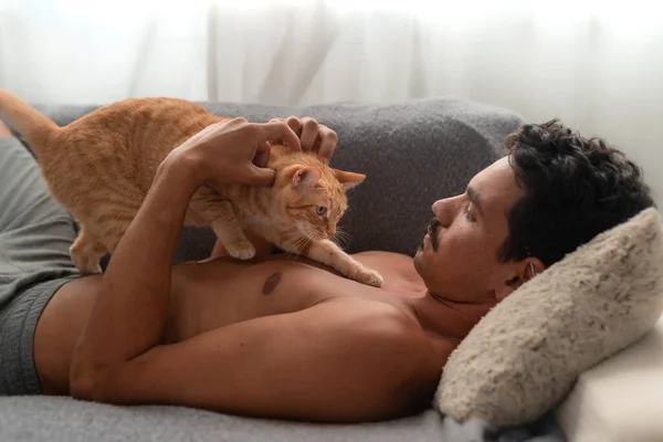 Brun Tabby Katt Går Bröstet Ung Man Liggande Soffa Mannen — Stockfoto