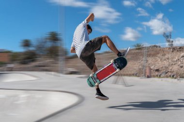 Genç adam güneşli bir günde atlarken kaykaydan düşer.