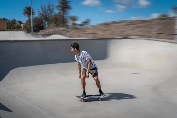 Jeune Homme Skate Avec Planche Dans Une Piscine Patinage Par — Photo
