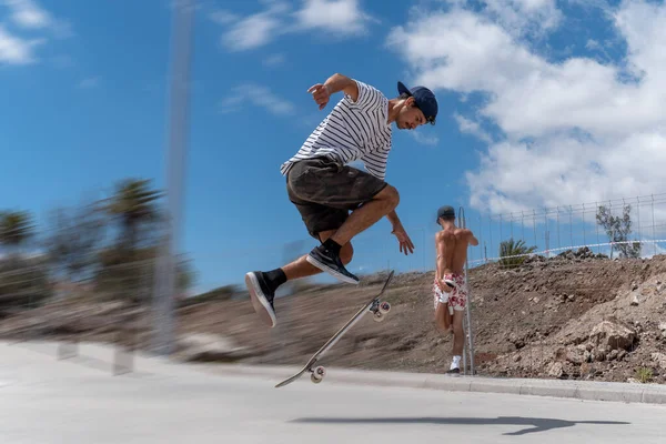 Giovane Uomo Salto Con Sua Tavola Parco Skateboard Una Giornata — Foto Stock