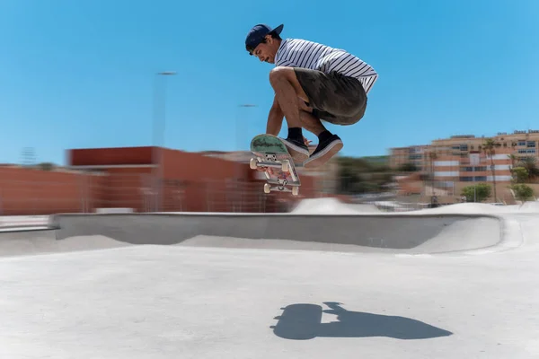 Jovem Faz Salto Com Sua Prancha Parque Skate Dia Ensolarado — Fotografia de Stock