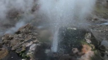 Lens su. Geisers sıcak su ve buhar Domuyo volkan, Covunco Nehri'nde detayını. Arka plan üzerinde karlı dağlar Vadisi. Karanlık, bulutlu, soğuk gün. Neuquen, Patagonya Arjantin