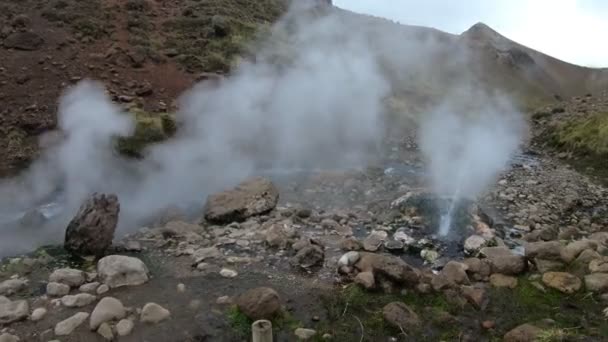 Горячая Вода Пар Реке Ковунко Вулкане Домуйо Долина Снежными Горами — стоковое видео