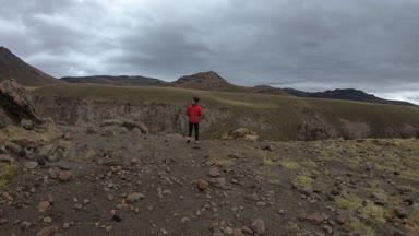 Büyük refelx kamera ile el ve ayakta geisers ile covunco sıcak Nehri ile büyük bir vadi yanında yürüyen kadın. Domuyo bozkır otlaklar manzara. Altiplane Neuquen, Patagonya Arjantin