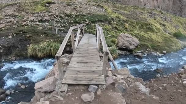 Pequeño Puente Pedestreano Madera Sobre Río Covunco Los Tachos Volcán — Vídeo de stock
