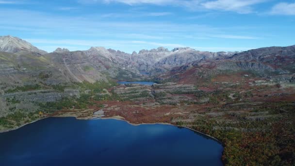 Epu Lauquen Laguner Höst Stora Klippiga Bergen Anderna Bakgrunden Antenn — Stockvideo