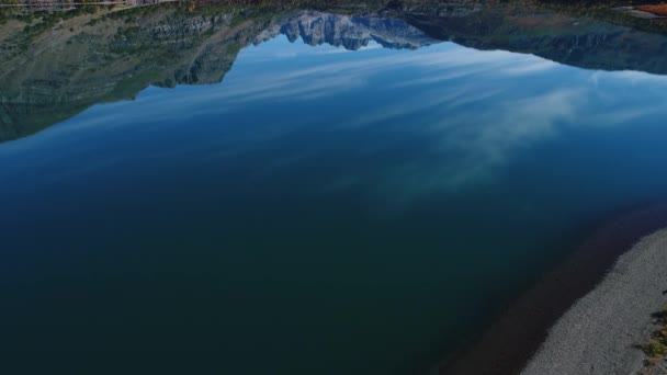 Epu Lauquen Lagunen Herbst Berge Der Anden Hintergrund Die Luftaufnahme — Stockvideo