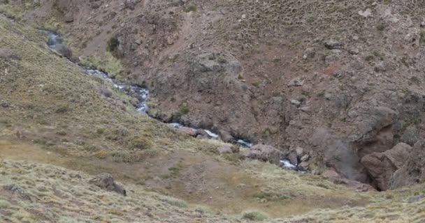 Río Covunco Con Géiseres Los Tachos Vapor Agua Ascendiendo Paisaje — Vídeo de stock