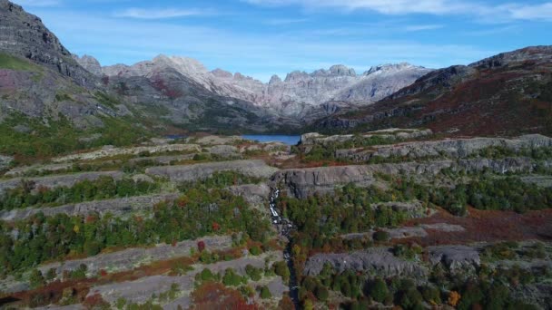 Epu Lauquen 泻湖在秋季 大洛基山脉的安第斯山脉在背景 空中无人机的场面向前和向下朝瀑布和河 内乌肯省 巴塔哥尼亚阿根廷 — 图库视频影像