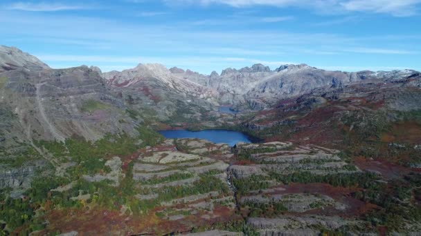 Epu Lauquen 泻湖在秋季 大洛基山脉的安第斯山脉在背景 空中无人机场景从几个湖泊 瀑布和河流向后移动 内乌肯省 巴塔哥尼亚阿根廷 — 图库视频影像