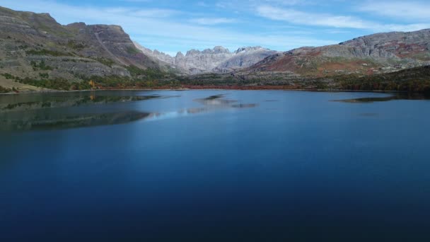 Epu Lauquen 泻湖在秋季 大洛基山脉的安第斯山脉在背景 空中无人机的场景向山上移动 内乌肯省 巴塔哥尼亚阿根廷 — 图库视频影像
