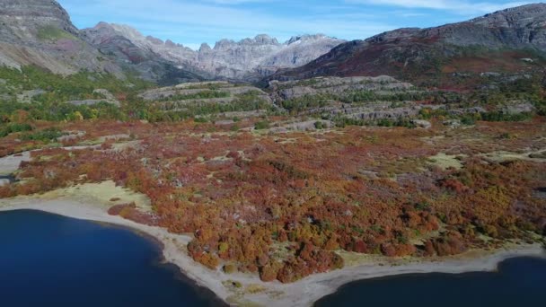 Epu Lauquen 泻湖在秋季 大洛基山脉的安第斯山脉在背景 空中无人机的场景向山上的瀑布和河流前进 内乌肯省 巴塔哥尼亚阿根廷 — 图库视频影像