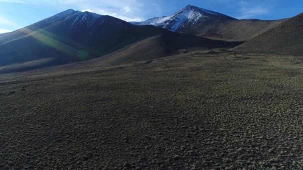 空中无人机场面或诺亚 怀勒山与雪在日落背光 内乌肯省 巴塔哥尼亚阿根廷 Tromen 国家公园 王尔德寂寞的风景 相机向前和向上移动 — 图库视频影像