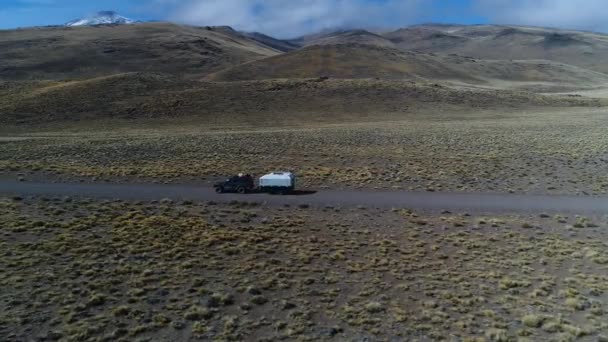 Légi Drone Jelenet Van Vontatott Lakókocsi Lakóautó Sztyepp Patagónia Argentína — Stock videók