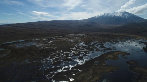 雪の背景で いくつかの島で奇妙なラグーン ワイリー山 ラグーナ バロス 国立公園 空中ドローン シーンは後方に移動します 寂しいワイルド風景 アルゼンチン — ストック動画