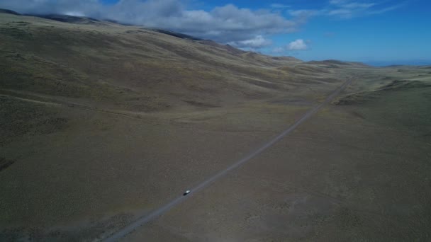 空中无人机场景的草原 内乌肯省 巴塔哥尼亚阿根廷 碎石路与面包车和拖车 相机向下和向前移动 — 图库视频影像