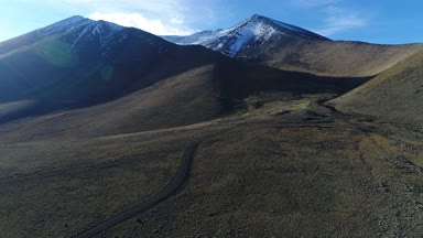 Hava dron sahne ya da Wyle dağ kar, gün batımı arka ışık ile. Neuquen, Patagonya Arjantin. tromen Milli Parkı. Wilde yalnız manzara. Bazı ileri hareketli kamera terk edilmiş evleri.