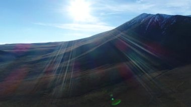 Hava dron sahne ya da Wyle dağ kar, gün batımı arka ışık ile. Neuquen, Patagonya Arjantin. tromen Milli Parkı. Wylde yalnız manzara.