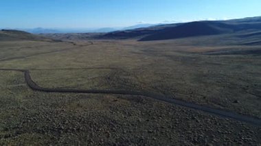Estepa, tromen Milli Parkı, piliçlerden malal, neuquen, Patagonya Arjantin hava dron sahne. Kamera hareketli günbatımı altın saatte iletir. Yalnız wilde manzara.