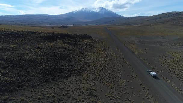 Lieferwagen Und Anhänger Wohnmobil Patagonien Fahren Auf Einer Einsamen Schotterstraße — Stockvideo