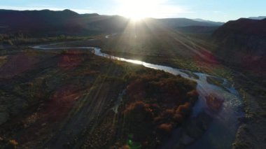 Hava dron sahne barrancas nehir rüzgarlı gün, gün batımı, altın saatte, backlight. Bu nehir Neuquen Mendoza Arjantin gelen durumunu böler. Kamera hareket iletir. Ağaçlarda sonbahar renkleri