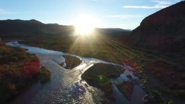 Hava dron. Barrancas Nehri gün batımı, altın saat, backlight. Neuquen - Mendoza, Arjantin durumunu böler. Hareketli kamera iletir ve aşağı. Ağaçlarda sonbahar renkleri. Kamera yakın geçen böcek