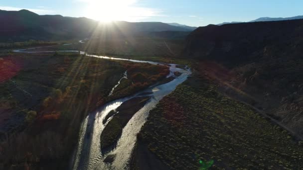 空中无人机场景的巴兰卡斯在日落时分 金色的时辰 在一个刮风的日子 这条河将内乌肯省的状态与阿根廷的门多萨隔开 照相机向前移动 — 图库视频影像