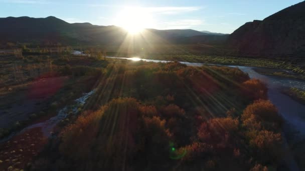 Letecká Drone Scéně Barrancas Řeky Západ Slunce Zlaté Hodiny Větrný — Stock video