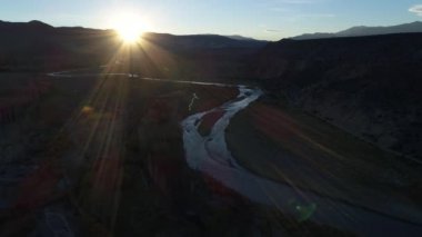Hava dron. Barrancas Nehri, altın saat, rüzgarlı gün batımında. Neuquen Mendoza, Arjantin böler. Geriye doğru hareket ve aşağı. Tam an ne zaman güneş hiddes dağların arkasında