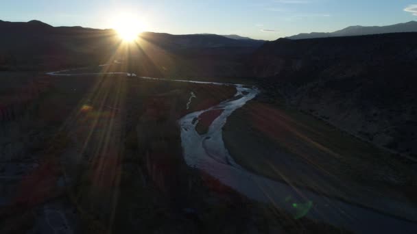 Antenn Drönare Barrancas Floden Vid Solnedgången Golden Hour Blåsig Dag — Stockvideo